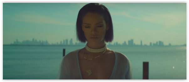 VIDEO – Rihanna dévoile ses seins dans son nouveau clip !