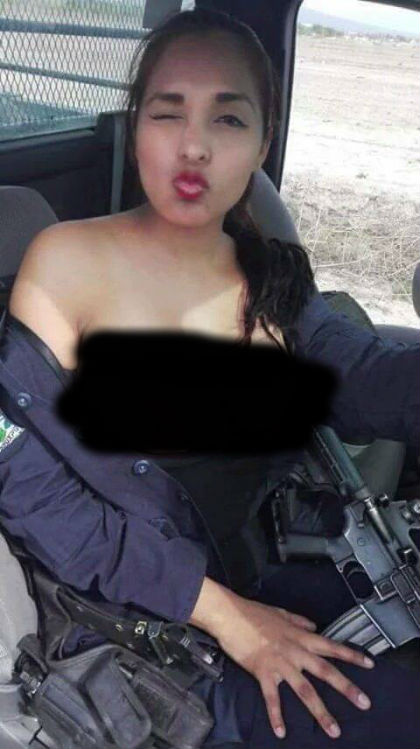 Une policière mexicaine montre ses seins pendant son service ! (PHOTO)