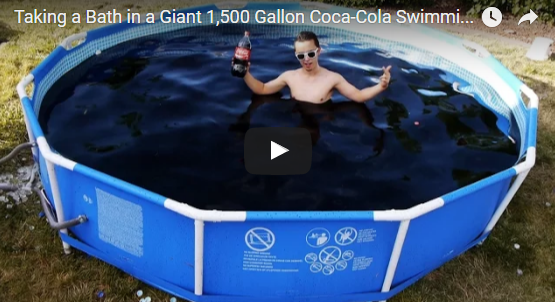 VIDEO – Il remplit une piscine de Coca et de Mentos !