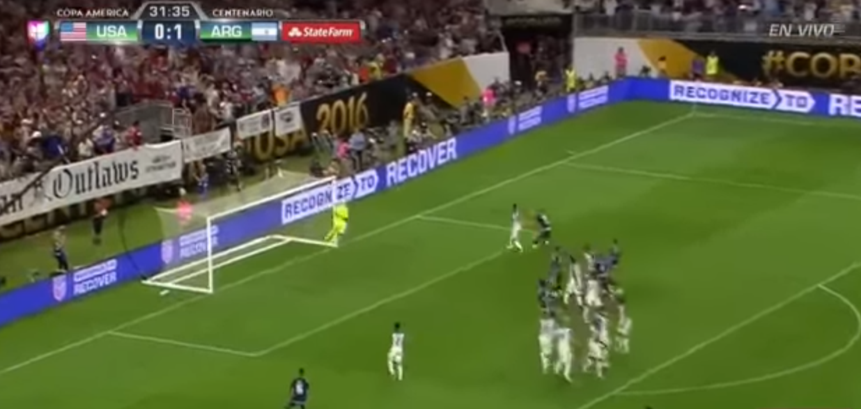 VIDEO – Messi met un coup-franc d’extra-terrestre contre les USA !