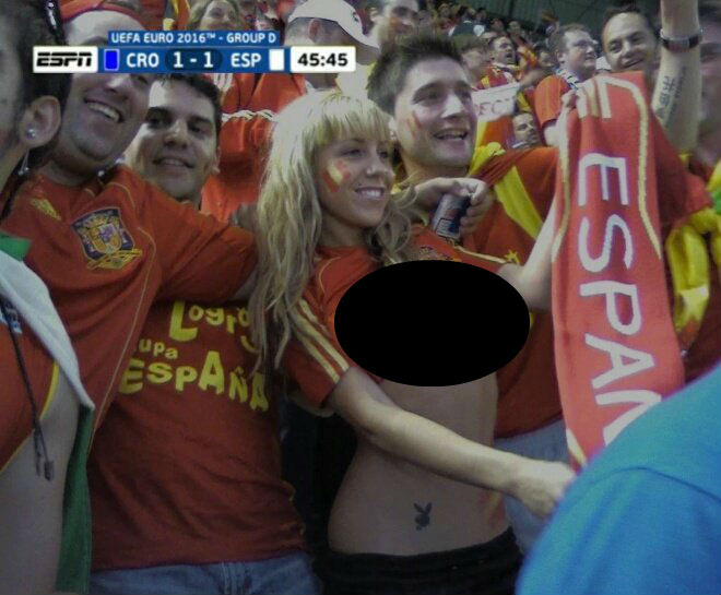 Une fan de l’Espagne dévoile sa poitrine en tribunes !