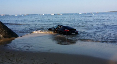 Sa Porsche victime de la marée montante !