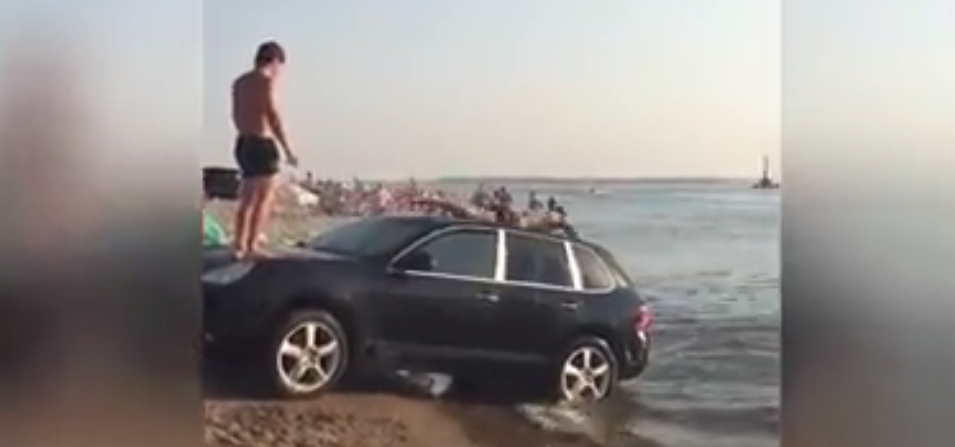 VIDEO – Ils utilisent leur Porsche comme toboggan sur la plage !