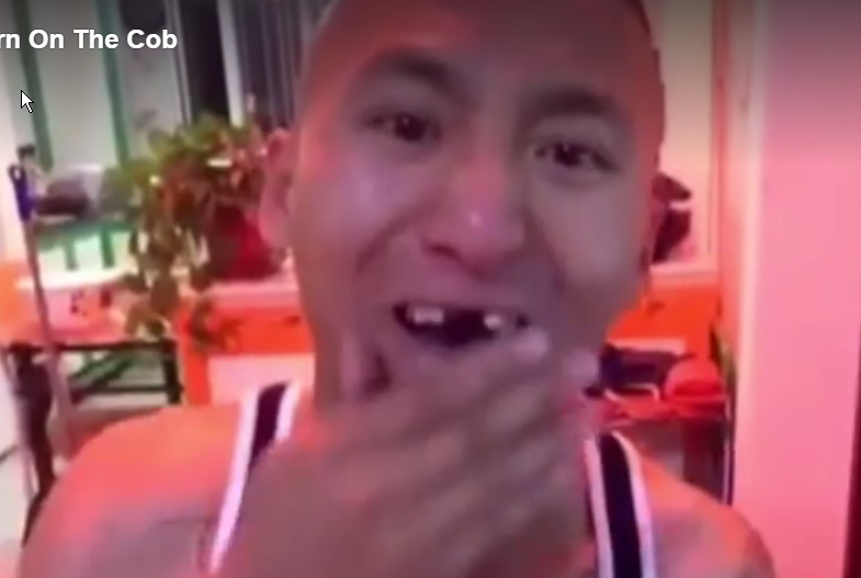 VIDEO – Un #CornDrillChallenge qui lui coûte deux dents !