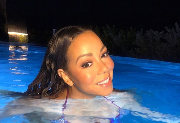 Mariah Carey sort le décolleté XXL dans la piscine ! (PHOTOS)