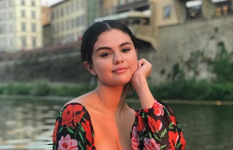 Le décolleté sexy de Selena Gomez en Italie (PHOTO)